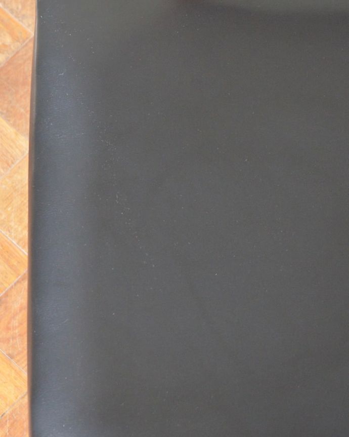 ダイニングチェア　アンティークチェア・椅子　G-planダイニングチェア　いつでも貼り替え出来ますシンプルなデザインを活かせるよう考えて座面の生地を選びました。(x-513-c)