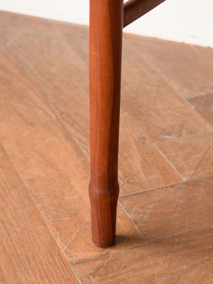 ダイニングチェア　アンティークチェア・椅子　ダイニングチェア　床を滑らせて移動出来ますHandleではアンティークチェアの脚の裏にフェルトキーパーをお付けしています。(x-514-c)