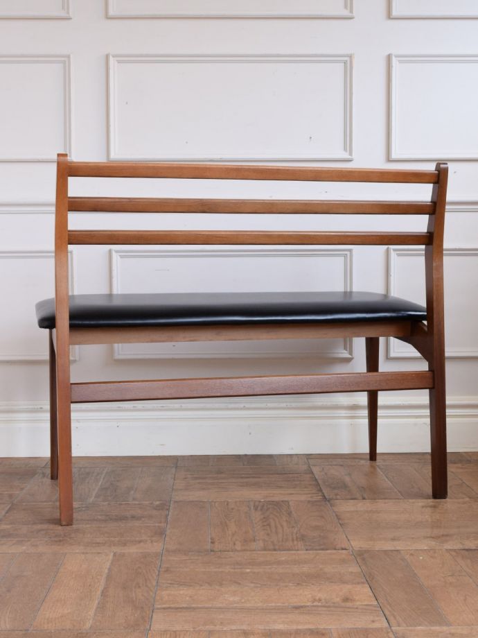 ビンテージのベンチの後ろ姿