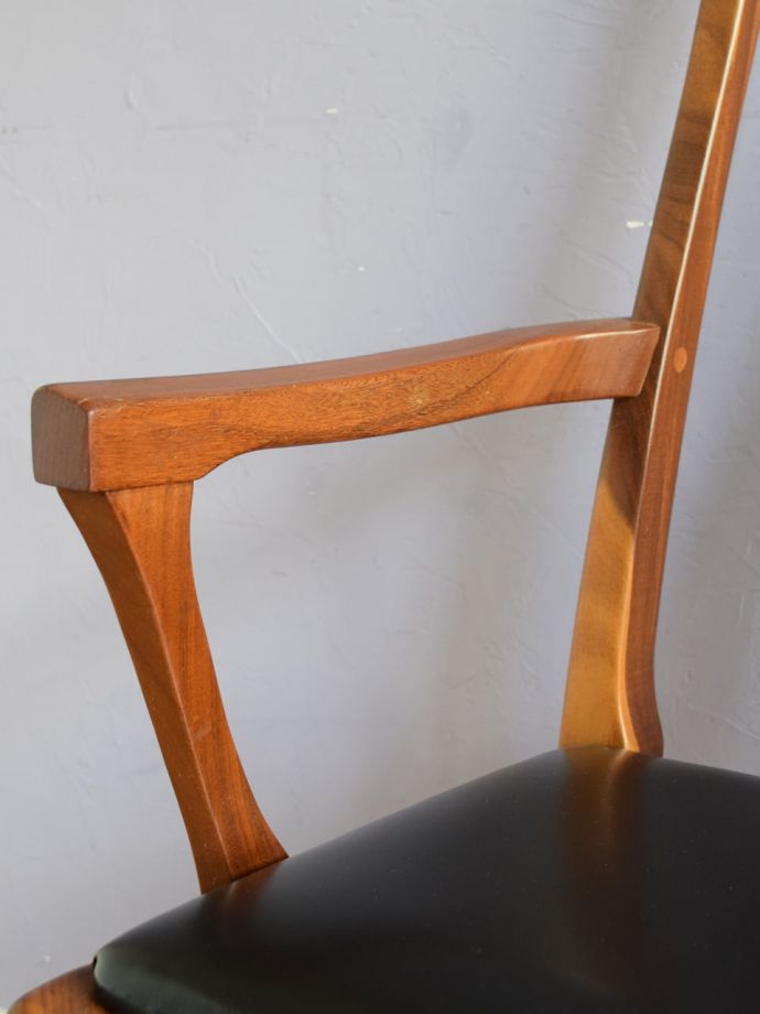 ひじ掛け付きのダイニングチェア