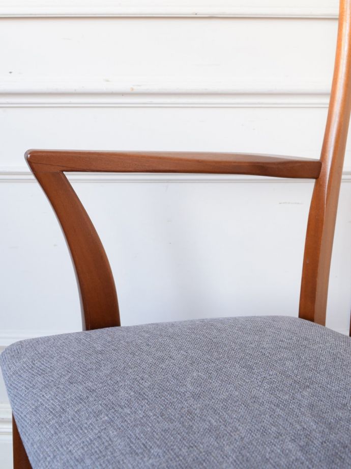 ひじ掛け付きのダイニングチェア