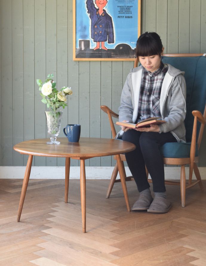 アーコールの家具　アンティーク家具　北欧インテリアの人気ブランド、アーコールのアンティークテーブル。丸い形に癒されるアーコールのコーヒーテーブルアーコールらしいスマートなフォルムのコーヒーテーブル。(x-530-f-1)