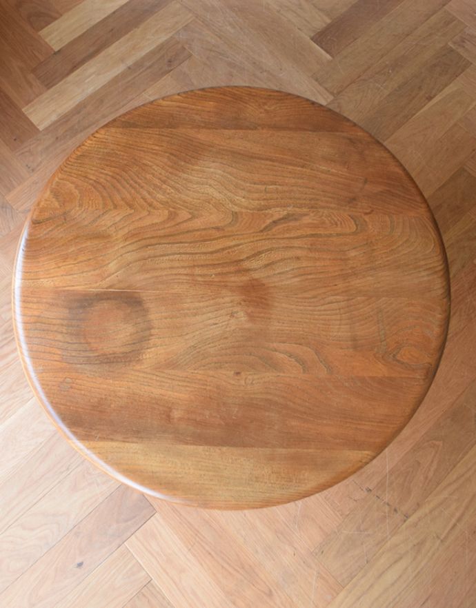 アーコールの家具　アンティーク家具　北欧インテリアの人気ブランド、アーコールのアンティークテーブル。上から見るとまん丸の形Handleのヴィンテージ家具はアンティーク専門の職人が塗装を剥離後に再塗装をしているので安心度が違います。(x-530-f-1)