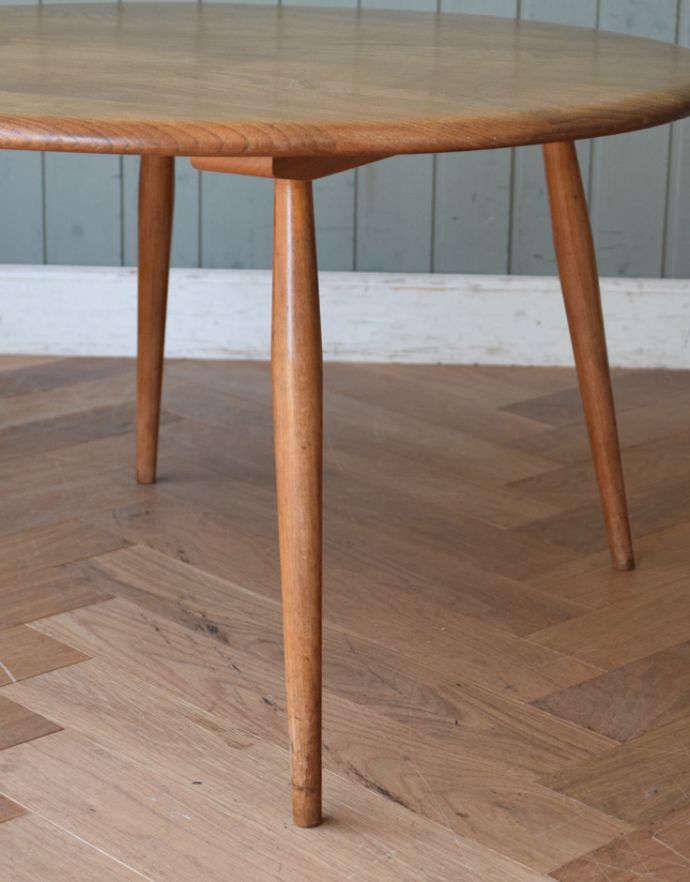 アーコールの家具　アンティーク家具　北欧インテリアの人気ブランド、アーコールのアンティークテーブル。引きずっても大丈夫アーコールは軽いので簡単に持ち運び出来ますが、Handleのアンティークの脚の裏にはフェルトキーパーをお付けしていますので、床を滑らせても移動が出来ます。(x-530-f-1)