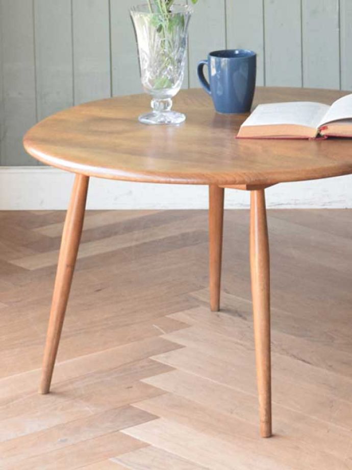 アーコールの家具　アンティーク家具　北欧インテリアの人気ブランド、アーコールのアンティークテーブル。シンプルでスッキリ。(x-530-f-1)