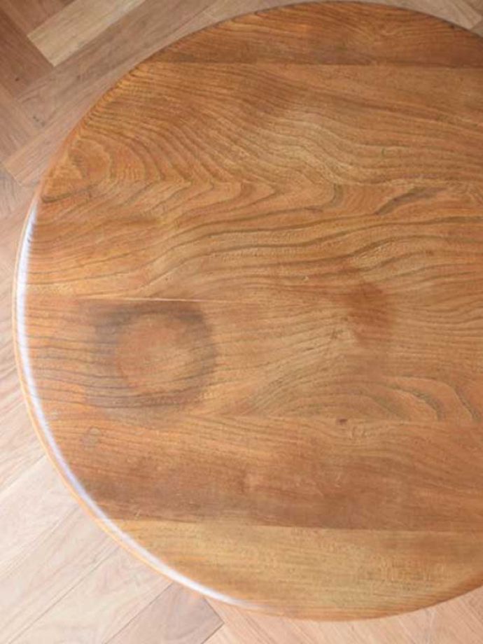 アーコールの家具　アンティーク家具　北欧インテリアの人気ブランド、アーコールのアンティークテーブル。アーコールらしさのヒミツ優しく角がとってあるテーブル。(x-530-f-1)