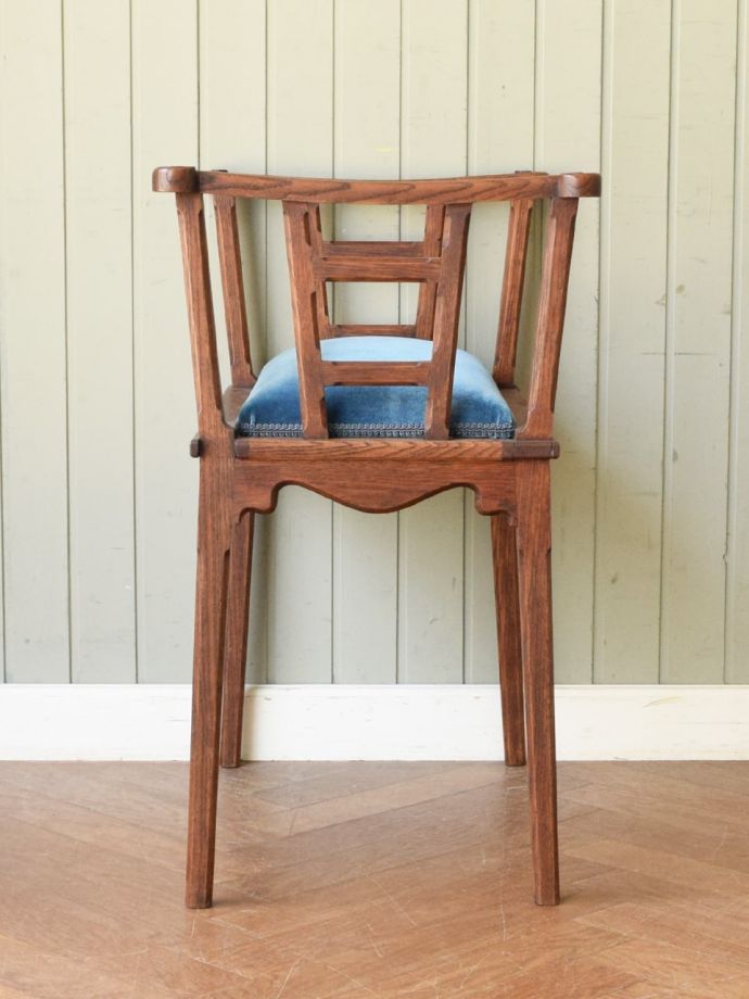 アンティークスツールの側面