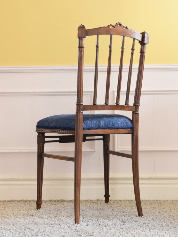 フランスアンティークの椅子の後ろ姿