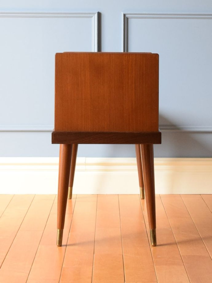 テレフォンベンチの側面