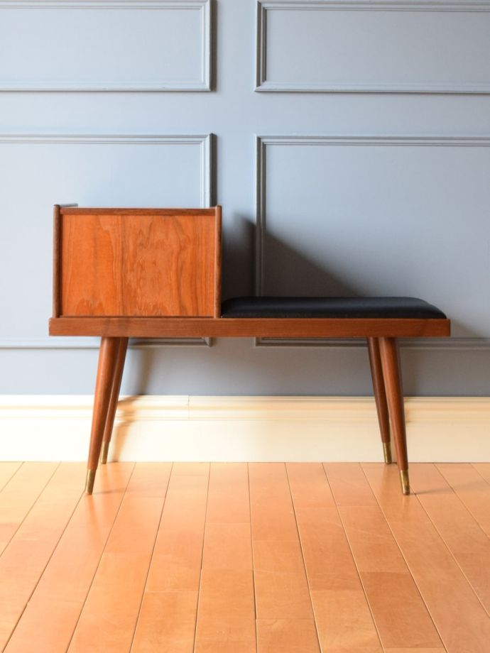 テレフォンベンチの後ろ姿