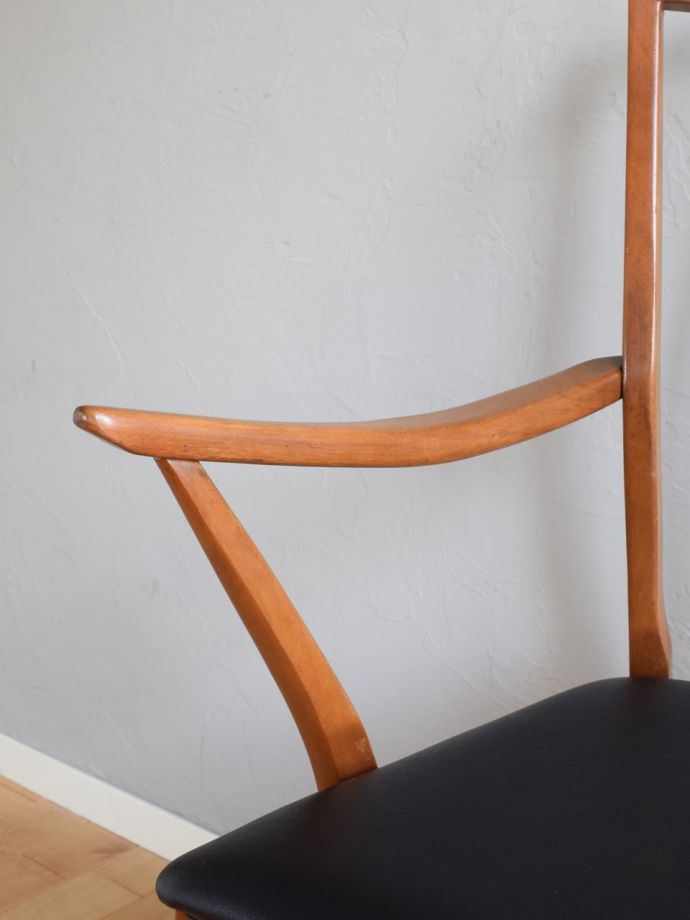 ひじ掛け付きのダイニングチェア