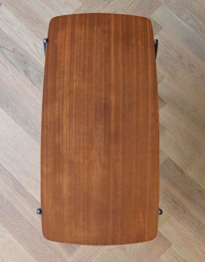 アンティークのテーブル アンティーク家具 カッコイイ北欧インテリア、ネイサン社よりヴィンテージコーヒーテーブル。上から見るとこんな感じ。(z-056-f)