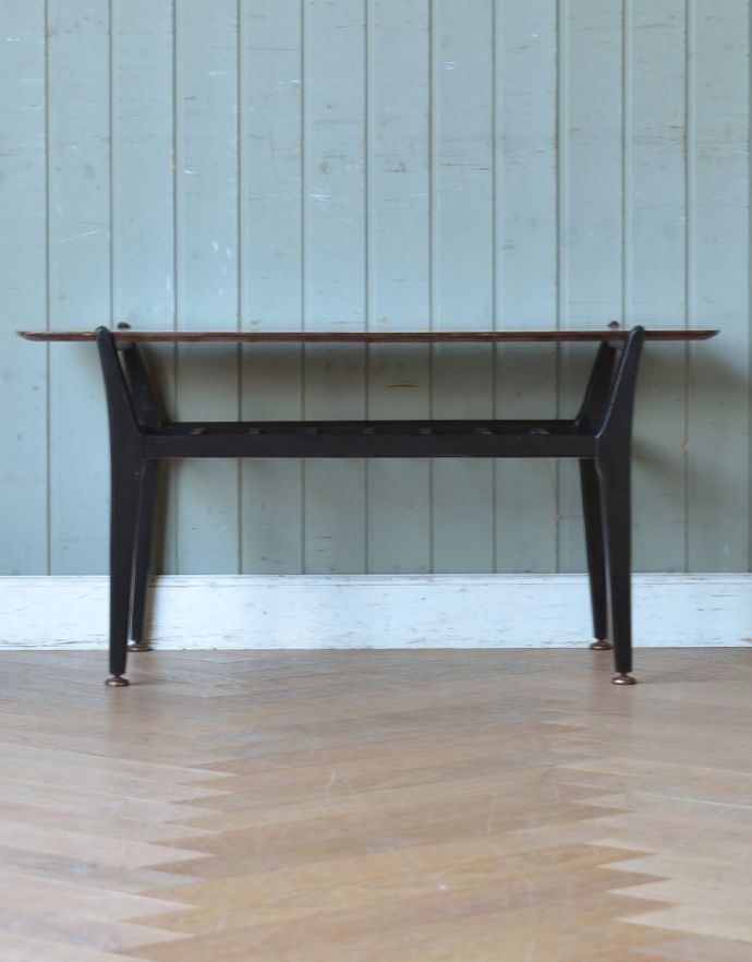 アンティークのテーブル アンティーク家具 カッコイイ北欧インテリア、ネイサン社よりヴィンテージコーヒーテーブル。横から見てみてもカッコいい!北欧スタイルのテーブルは、横から見てもやっぱりスマートでカッコいいんです。(z-056-f)