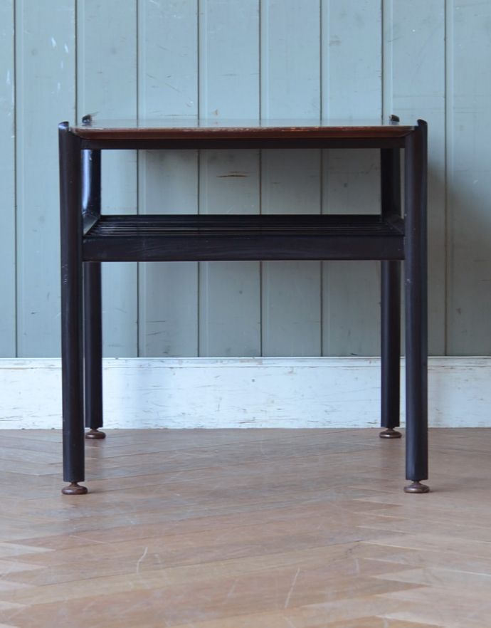 アンティークのテーブル アンティーク家具 カッコイイ北欧インテリア、ネイサン社よりヴィンテージコーヒーテーブル。360度、どこから見てもカッコいい!アンティークは新品ではないので、もちろん経年変化によるキズはありますが、専門の職人がしっかりお直しをしているので、どの角度から見てもキレイです。(z-056-f)