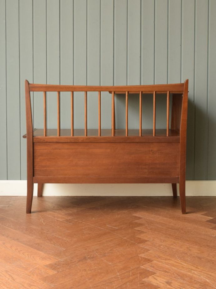 テレフォンベンチの後ろ姿