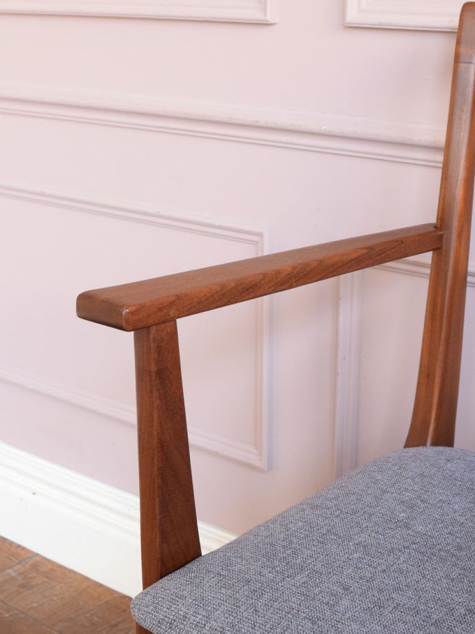 ひじ掛け付きのダイニングチェア