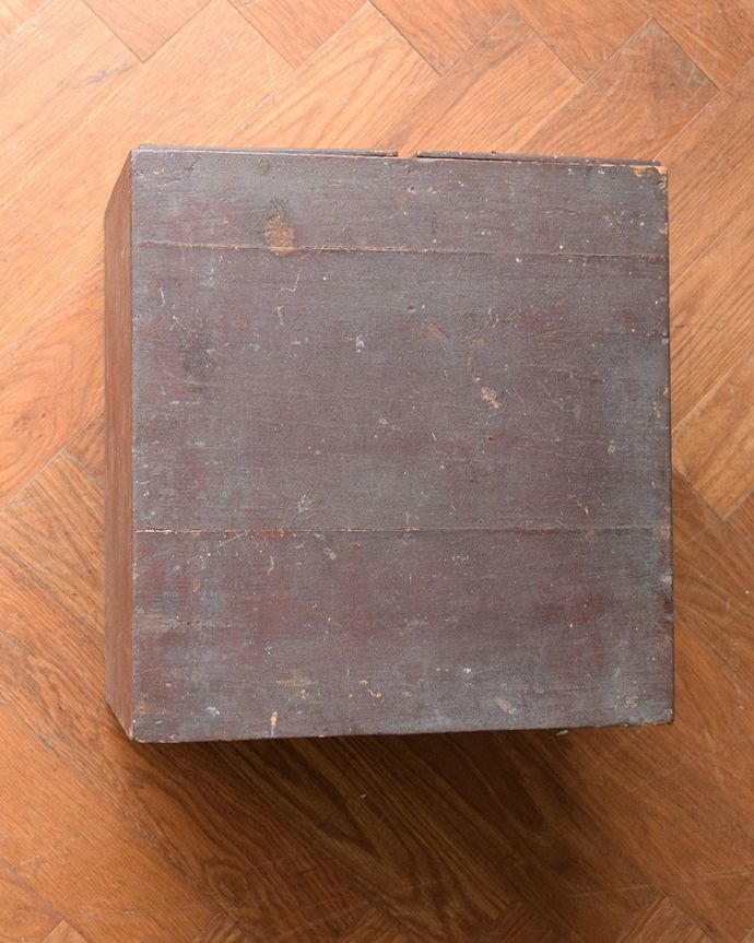 めずらしい家具　アンティーク家具　イギリスの小さなアンティーク家具、どこにでも置ける小さなチェスト　上から見ると･･･キャビネットの形はこんな感じです。(x-575-z)