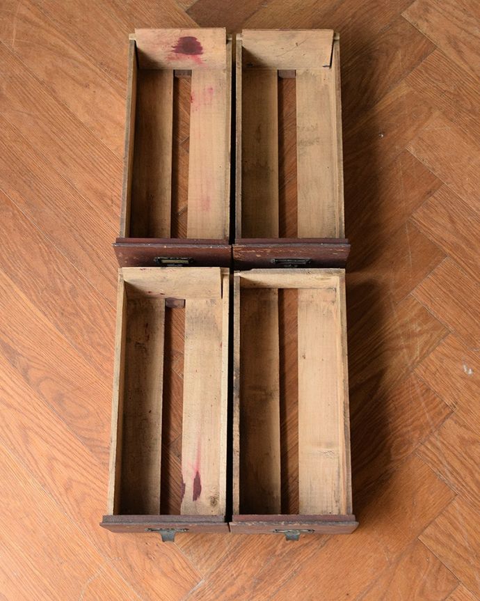 めずらしい家具　アンティーク家具　イギリスの小さなアンティーク家具、どこにでも置ける小さなチェスト　キレイに修復しましたもちろん引き出しの中も職人がキレイにお直しました。(x-575-z)