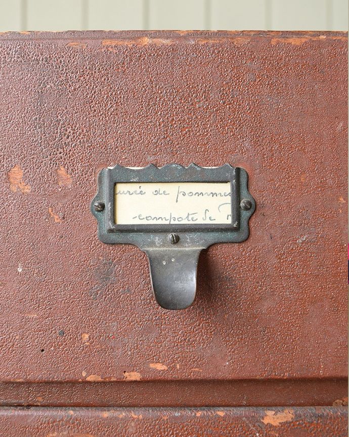 アンティーク家具　イギリスの小さなアンティーク家具、どこにでも置ける小さなチェスト　アンティークらしい取っ手アンティークらしく上品な取っ手。(x-575-z)