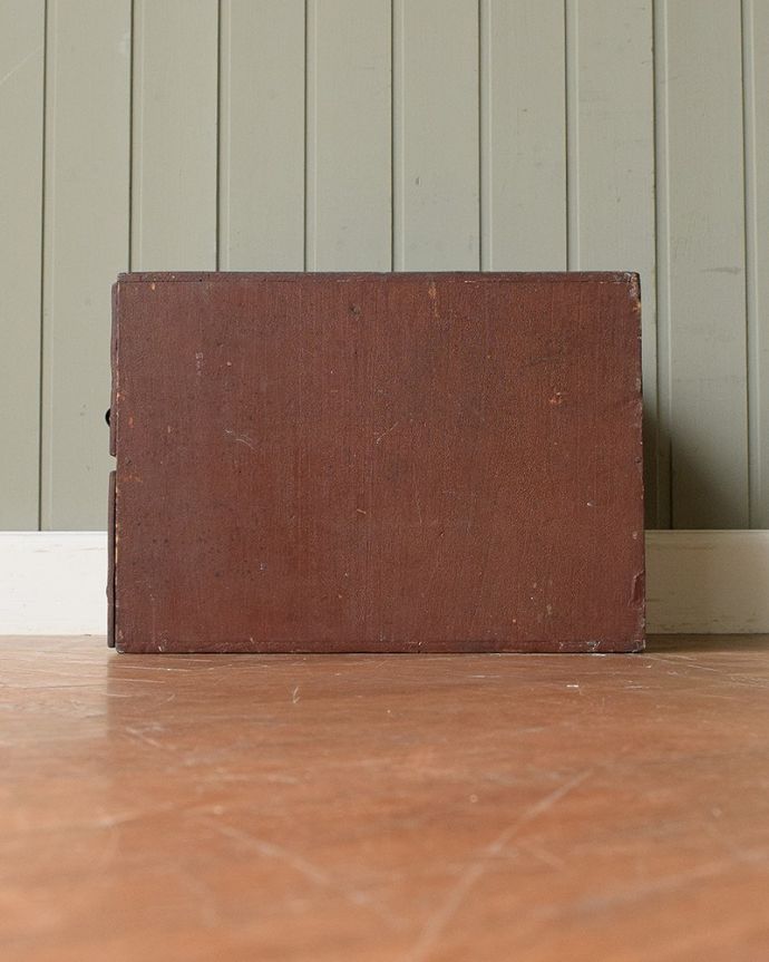 アンティーク家具　イギリスの小さなアンティーク家具、どこにでも置ける小さなチェスト　横顔だって美しい正面だけじゃなく横もキレイに修復してあります。(x-575-z)