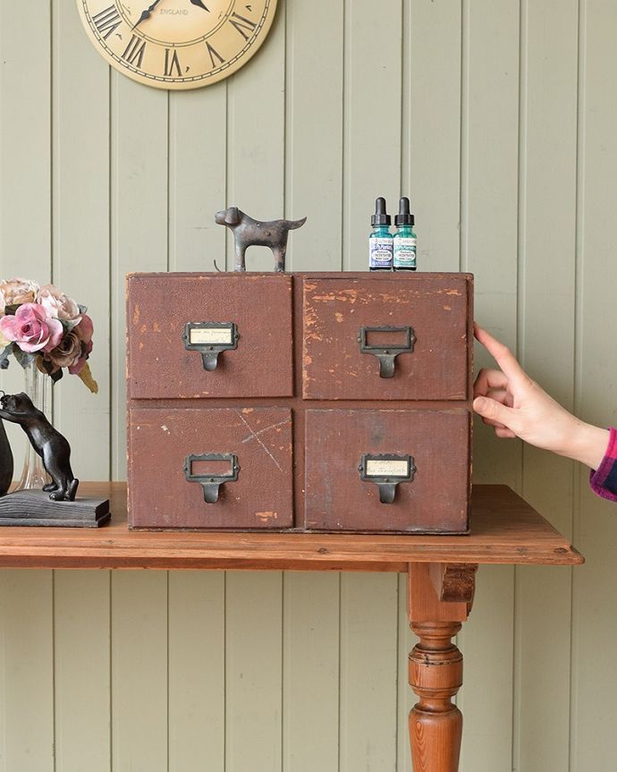 めずらしい家具　アンティーク家具　イギリスの小さなアンティーク家具、どこにでも置ける小さなチェスト　パリのアパルトマン気分で使える小さなフランスの家具やっぱり一番の魅力はフランスらしい色使い。(x-575-z)