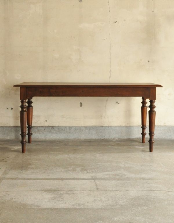 フランスのアンティーク家具、大人4〜6人で使えるダイニングテーブル