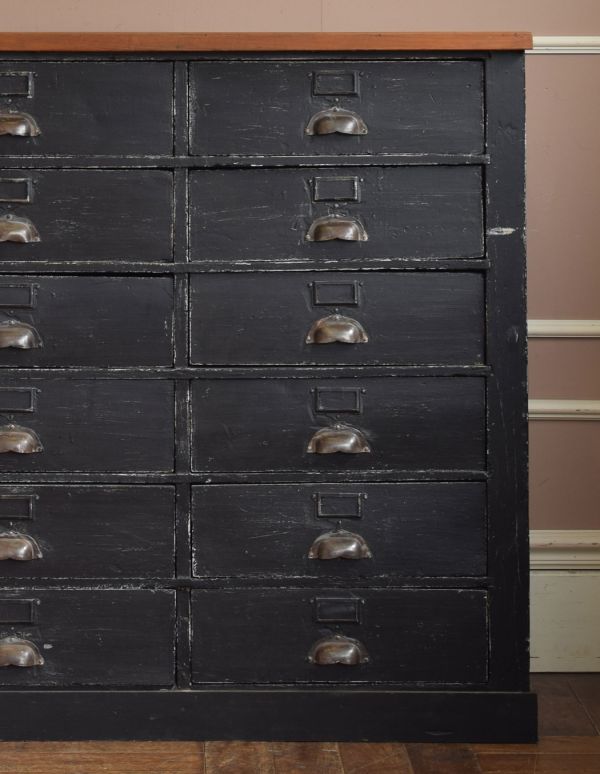 フランスからのペイント家具、引き出しがたくさんのアンティーク