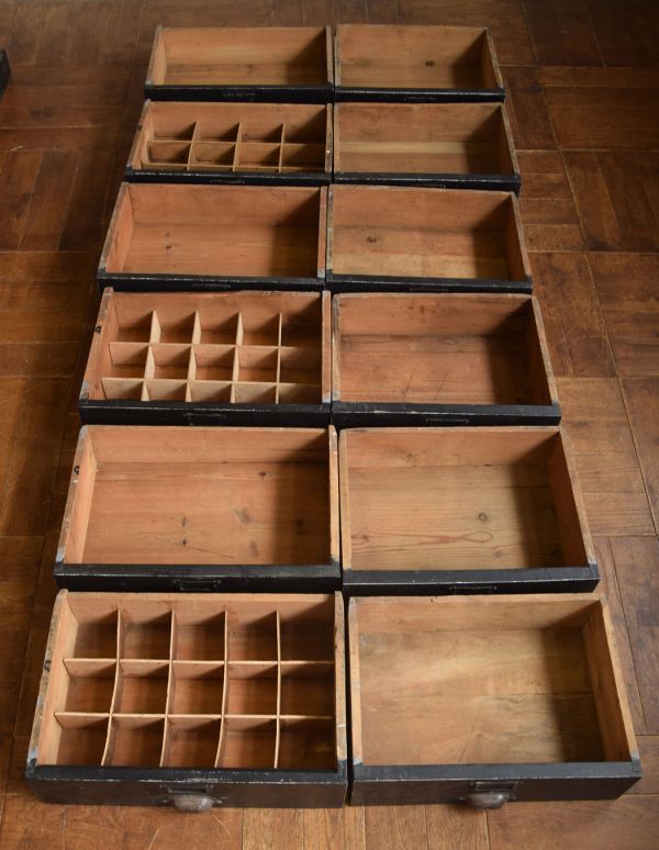 フランスからのペイント家具、引き出しがたくさんのアンティーク