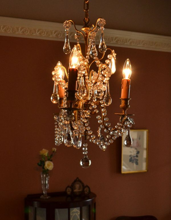 シャンデリア　照明・ライティング　フランス輸入のアンティーク照明、ゴージャスなシャンデリア（３灯）（Ｅ17シャンデリア球付）。灯りが灯るとさらにゴージャスな雰囲気になります。(x-645-z)