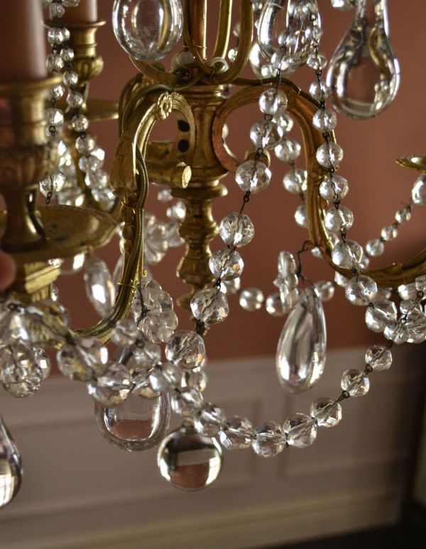 シャンデリア　照明・ライティング　フランス輸入のアンティーク照明、ゴージャスなシャンデリア（３灯）（Ｅ17シャンデリア球付）。たっぷり付いたガラスのアクセサリーのゆらめきがロマンチックです。(x-645-z)