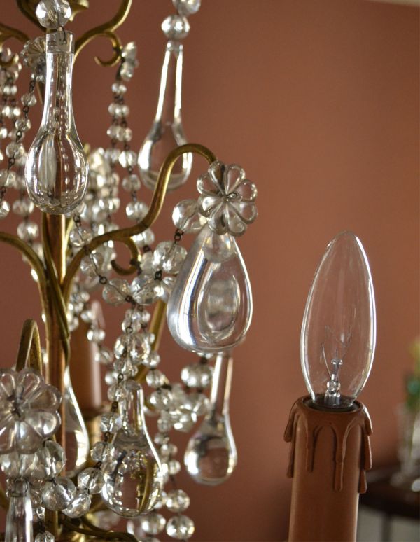 シャンデリア　照明・ライティング　フランス輸入のアンティーク照明、ゴージャスなシャンデリア（３灯）（Ｅ17シャンデリア球付）。アンティークのため、ガラスには写真に映らない多少の欠け・傷がある場合がありますが、使用上問題はありませんので、ご了承下さい。(x-645-z)