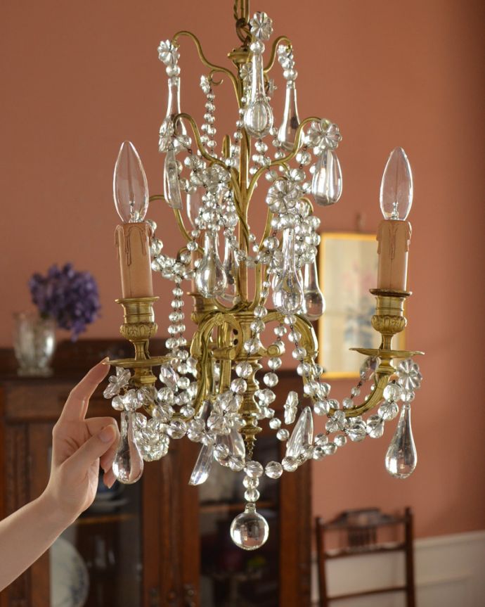 シャンデリア　照明・ライティング　フランス輸入のアンティーク照明、ゴージャスなシャンデリア（３灯）（Ｅ17シャンデリア球付）。引っ掛けシーリングのタイプに加工してお届けしますので、リビングやダイニングテーブルの上などお好きな場所に簡単に取り付けてみてください。(x-645-z)