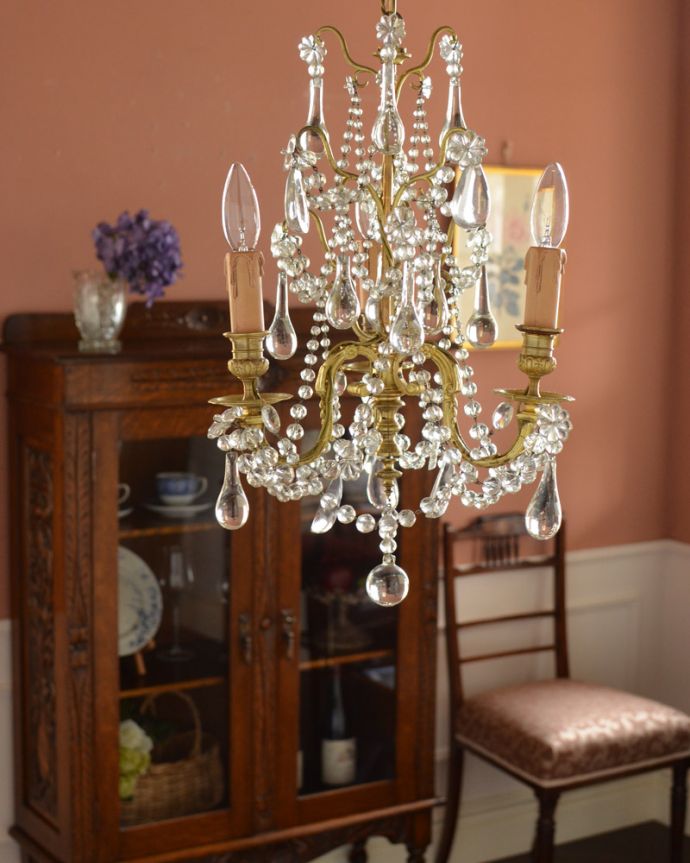 シャンデリア　照明・ライティング　フランス輸入のアンティーク照明、ゴージャスなシャンデリア（３灯）（Ｅ17シャンデリア球付）。お部屋の主役になるほどの存在感です。(x-645-z)