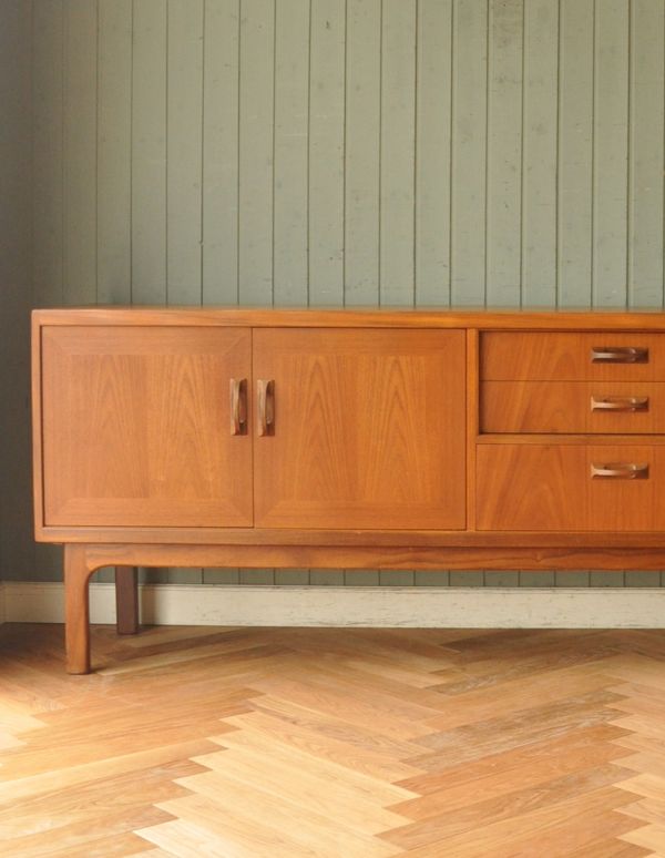 G-PLAN(Gプラン)　アンティーク家具　G-plan社のサイドボード 、ヴィンテージ家具（シエラ）。中央は引き出し。(x-647-f)