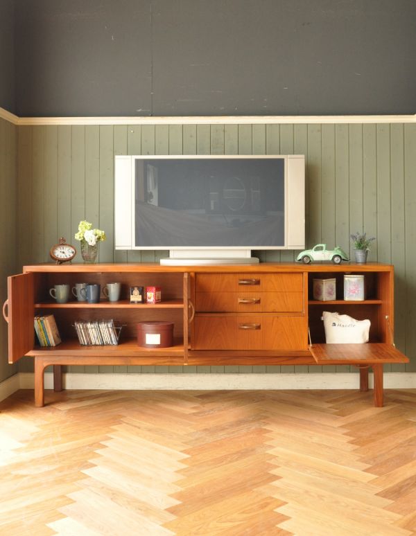 G-PLAN(Gプラン)　アンティーク家具　G-plan社のサイドボード 、ヴィンテージ家具（シエラ）。ＤＶＤや本、漫画などをまとめて片付けられます。(x-647-f)