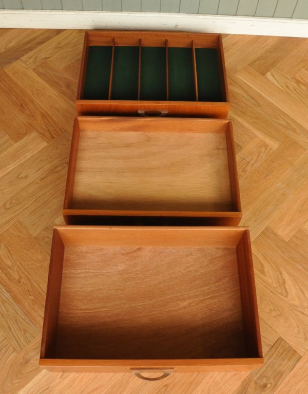 G-PLAN(Gプラン)　アンティーク家具　G-plan社のサイドボード 、ヴィンテージ家具（シエラ）。引き出しは全部で３杯。(x-647-f)