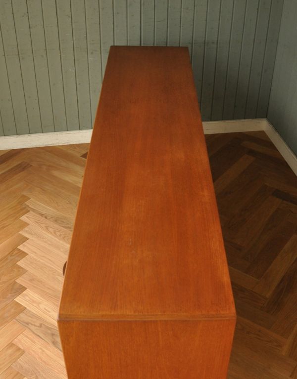 G-PLAN(Gプラン)　アンティーク家具　G-plan社のサイドボード 、ヴィンテージ家具（シエラ）。天板もキレイに塗装を仕上げました。(x-647-f)