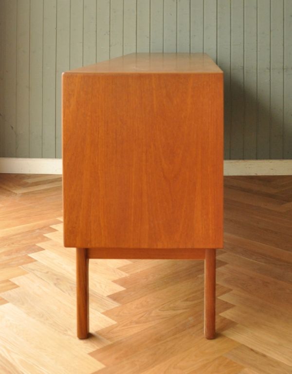 G-PLAN(Gプラン)　アンティーク家具　G-plan社のサイドボード 、ヴィンテージ家具（シエラ）。サイドから見てもキレイな状態です。(x-647-f)