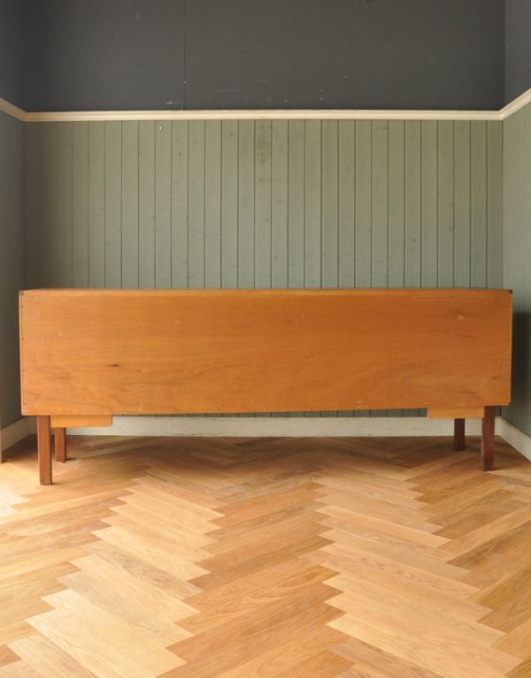 G-PLAN(Gプラン)　アンティーク家具　G-plan社のサイドボード 、ヴィンテージ家具（シエラ）。裏側もキチンと仕上げているので、キレイな状態です。(x-647-f)