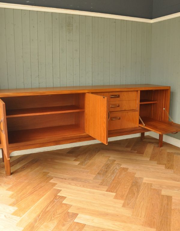 G-PLAN(Gプラン)　アンティーク家具　G-plan社のサイドボード 、ヴィンテージ家具（シエラ）。重いものや見せたくないものは扉の奥に収納しましょう。(x-647-f)