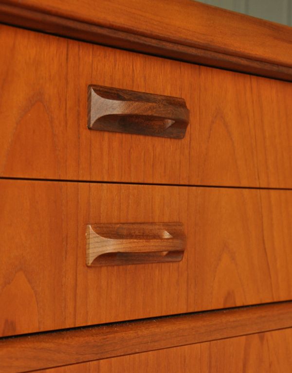 G-PLAN(Gプラン)　アンティーク家具　G-plan社のサイドボード 、ヴィンテージ家具（シエラ）。引き出しの取っ手も握りやすい形です。(x-647-f)