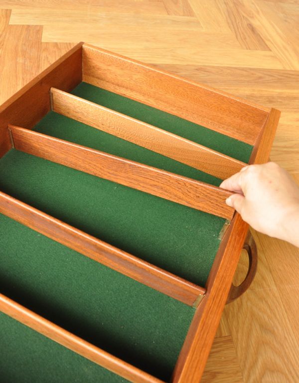 G-PLAN(Gプラン)　アンティーク家具　G-plan社のサイドボード 、ヴィンテージ家具（シエラ）。引き出しの最上段はフェルトが張ってあるので、アクセサリーなどそのまま入れられます。(x-647-f)