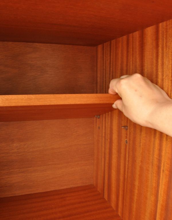 G-PLAN(Gプラン)　アンティーク家具　G-plan社のサイドボード 、ヴィンテージ家具（シエラ）。右扉内は、棚板が可動します。(x-647-f)