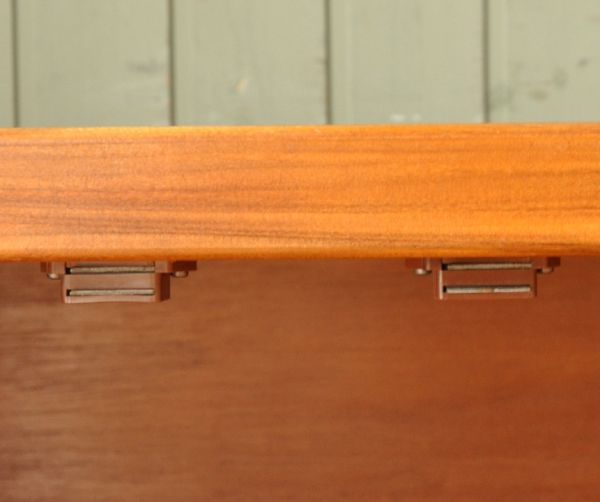 G-PLAN(Gプラン)　アンティーク家具　G-plan社のサイドボード 、ヴィンテージ家具（シエラ）。扉の開け閉めがしやすいよう、マグネットを取り付けてあります。(x-647-f)