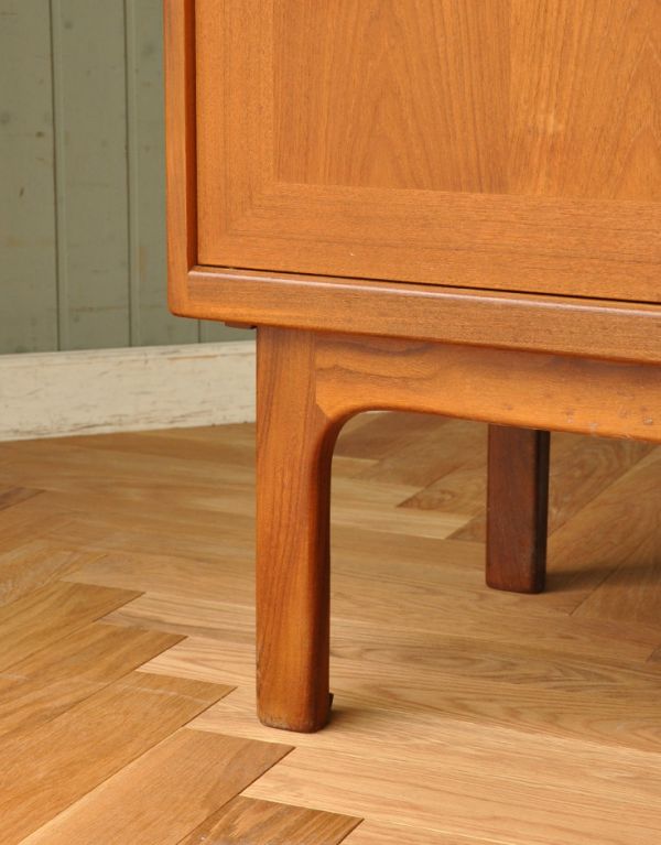 G-PLAN(Gプラン)　アンティーク家具　G-plan社のサイドボード 、ヴィンテージ家具（シエラ）。きちんと支えます。(x-647-f)