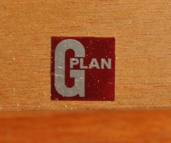 G-PLAN(Gプラン)　アンティーク家具　G-plan社のサイドボード 、ヴィンテージ家具（シエラ）。扉の内側に「G-PLAN」のロゴステッカーが付いていました。(x-647-f)