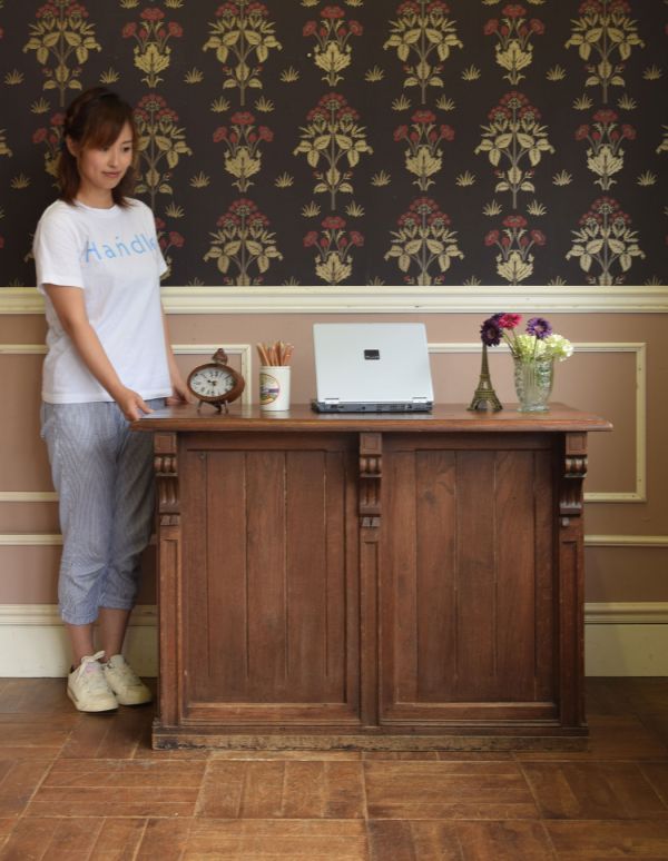 アンティークのキャビネット アンティーク家具 フランスのアンティーク家具、お洒落な木製のショップカウンター(レジ台)。ショップのような、おしゃれなカウンター。(x-653-f)