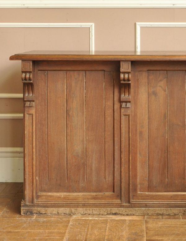 アンティークのキャビネット アンティーク家具 フランスのアンティーク家具、お洒落な木製のショップカウンター(レジ台)。アンティークの味わいが溢れていて、前のオーナーのところでしっかり働いたことがよく分かるカウンターです。(x-653-f)