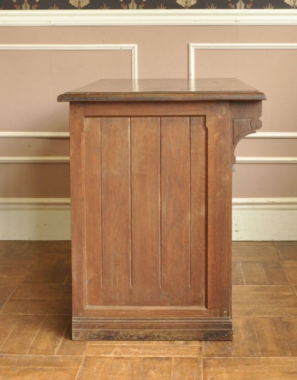 アンティークのキャビネット アンティーク家具 フランスのアンティーク家具、お洒落な木製のショップカウンター(レジ台)。サイドもきれいにペイントされています。(x-653-f)