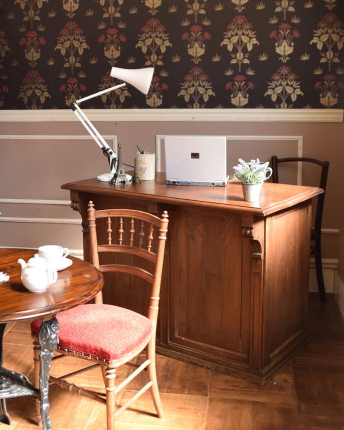 アンティークのキャビネット アンティーク家具 フランスのアンティーク家具、お洒落な木製のショップカウンター(レジ台)。お店の顔になっちゃう、フランスらしいカウンター美しいデザインは誰の目にもとまっちゃう。(x-653-f)